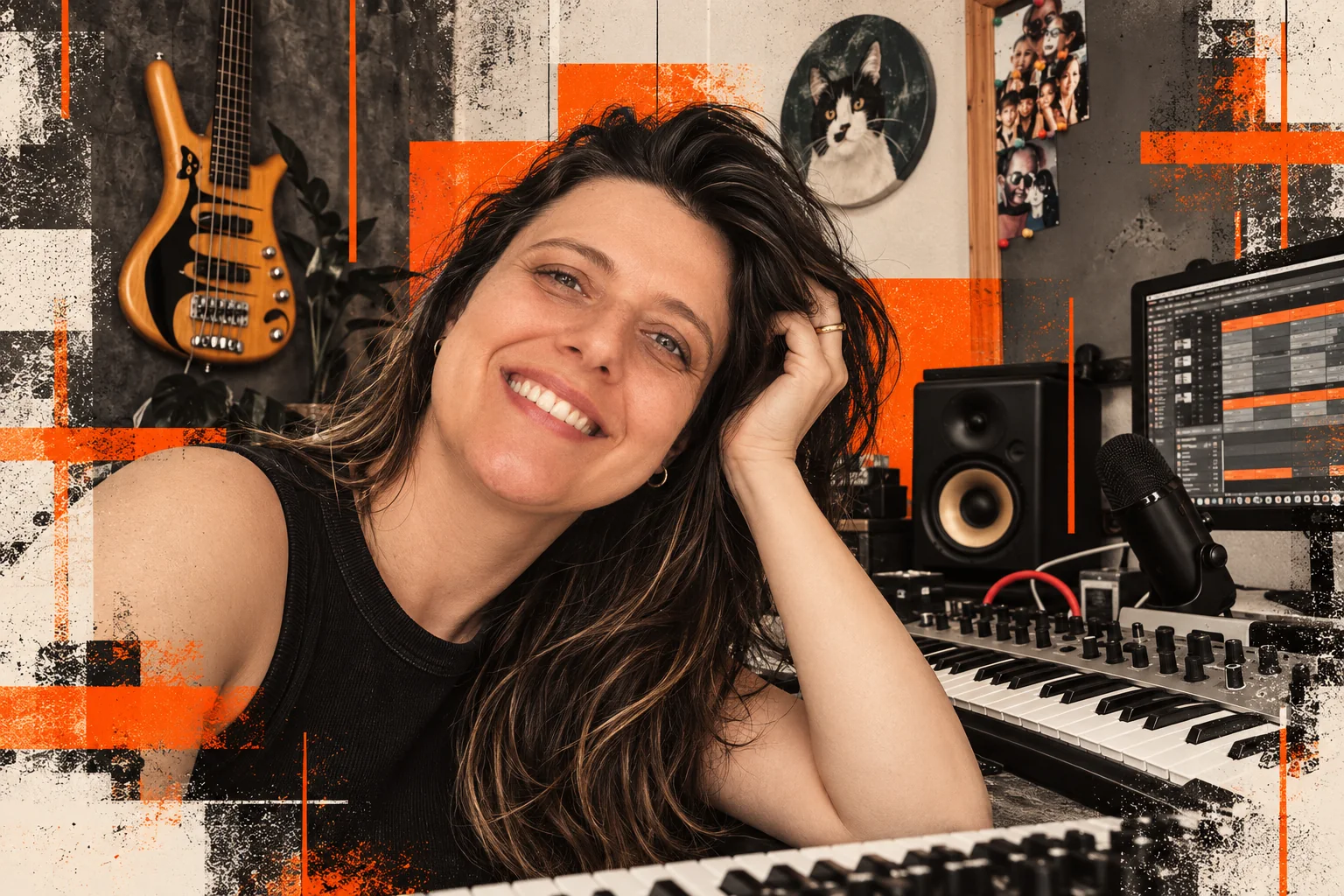 Luciana no home studio, com sintetizadores, microfone, monitores e o baixo Warwick com gato preto no corpo